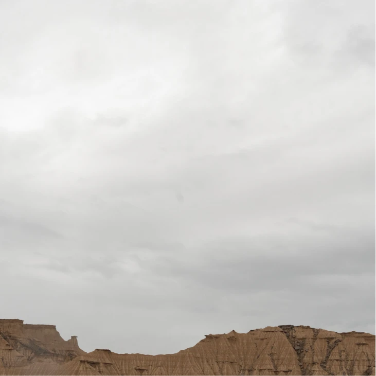 fotografia de montaña en la parte baja y cielo nublado