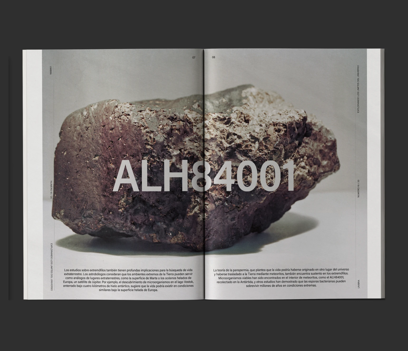 Pliego abierto de revista con imagen de una roca y números superpuestos