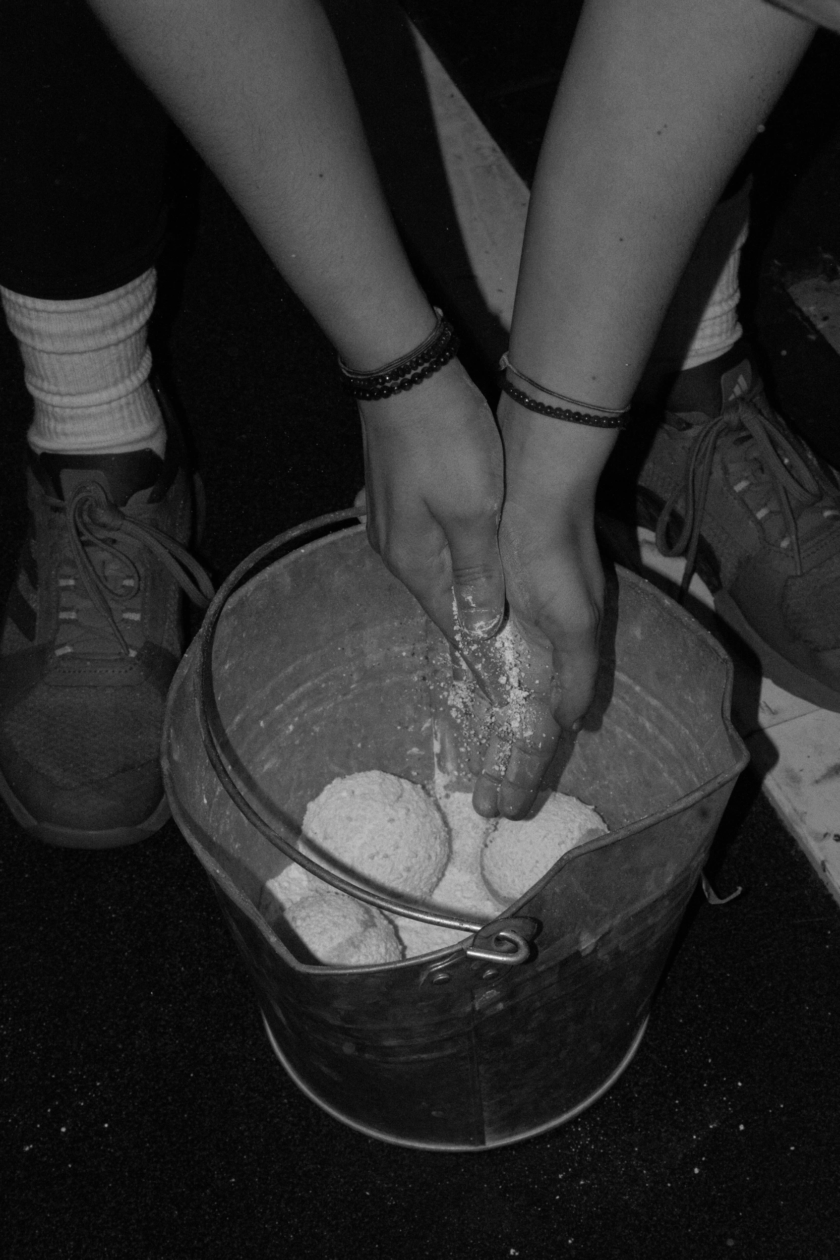 Foto en blanco y negro con una persona fritandose las manos